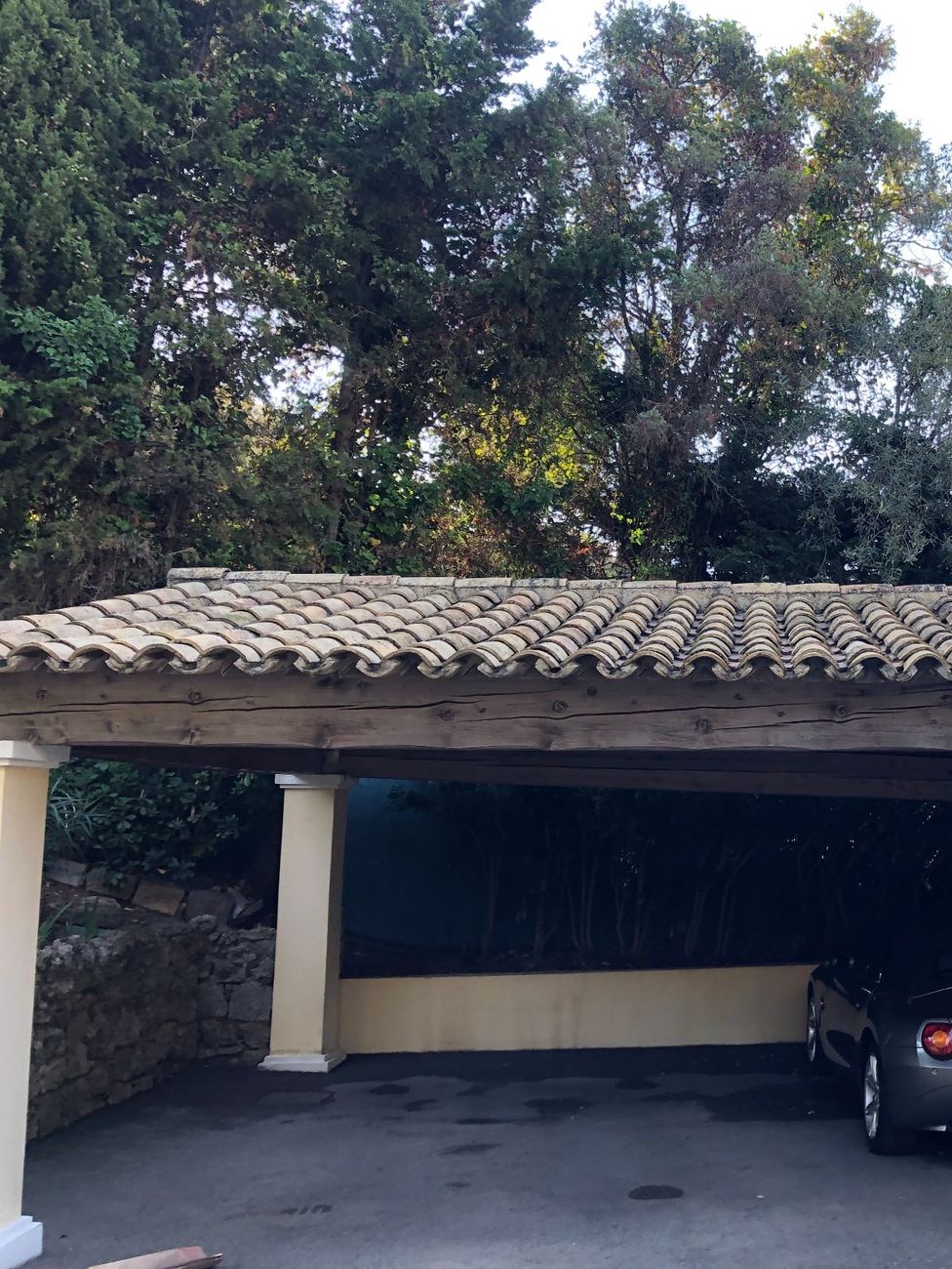 Abri de jardin et carport en tuiles pour véhicules, charpente bois apparente