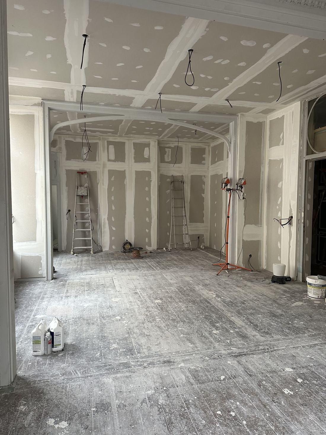 Rénovation complète d'un appartement, cloisons et plafonds en cours