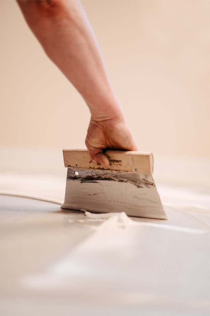 Application d'enduit à la spatule sur bande de joint