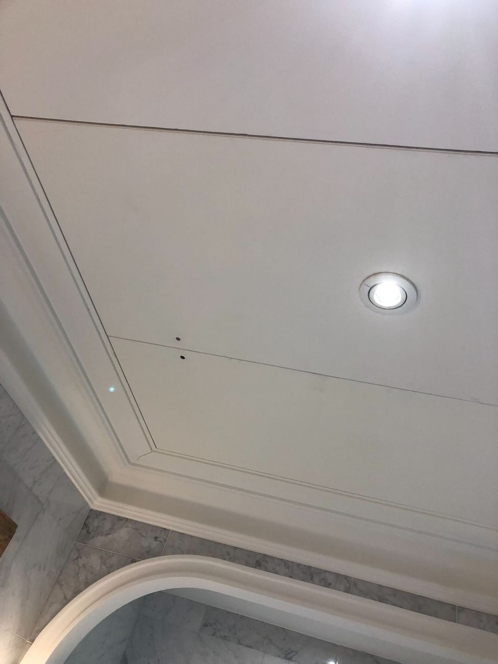 Plafond technique avec caisson pour climatisation et éclairage encastré