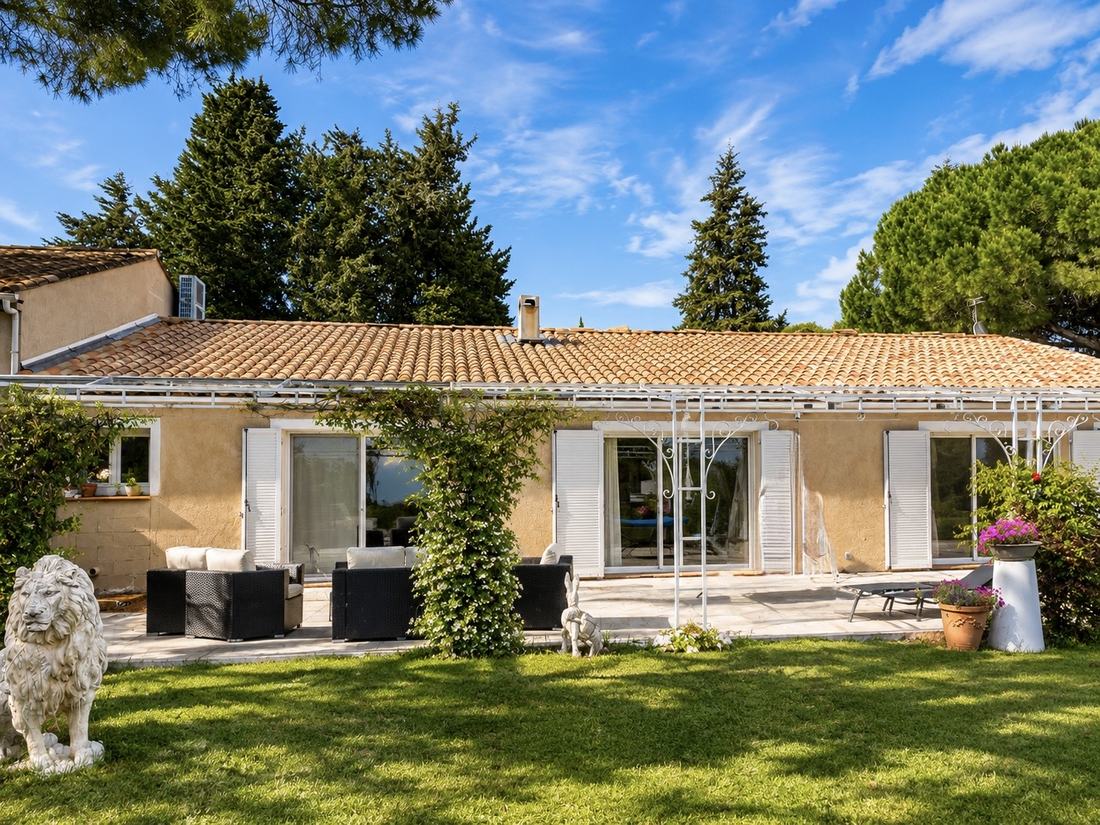 Toiture en tuiles achevée sur une villa, charpente et couverture refaites