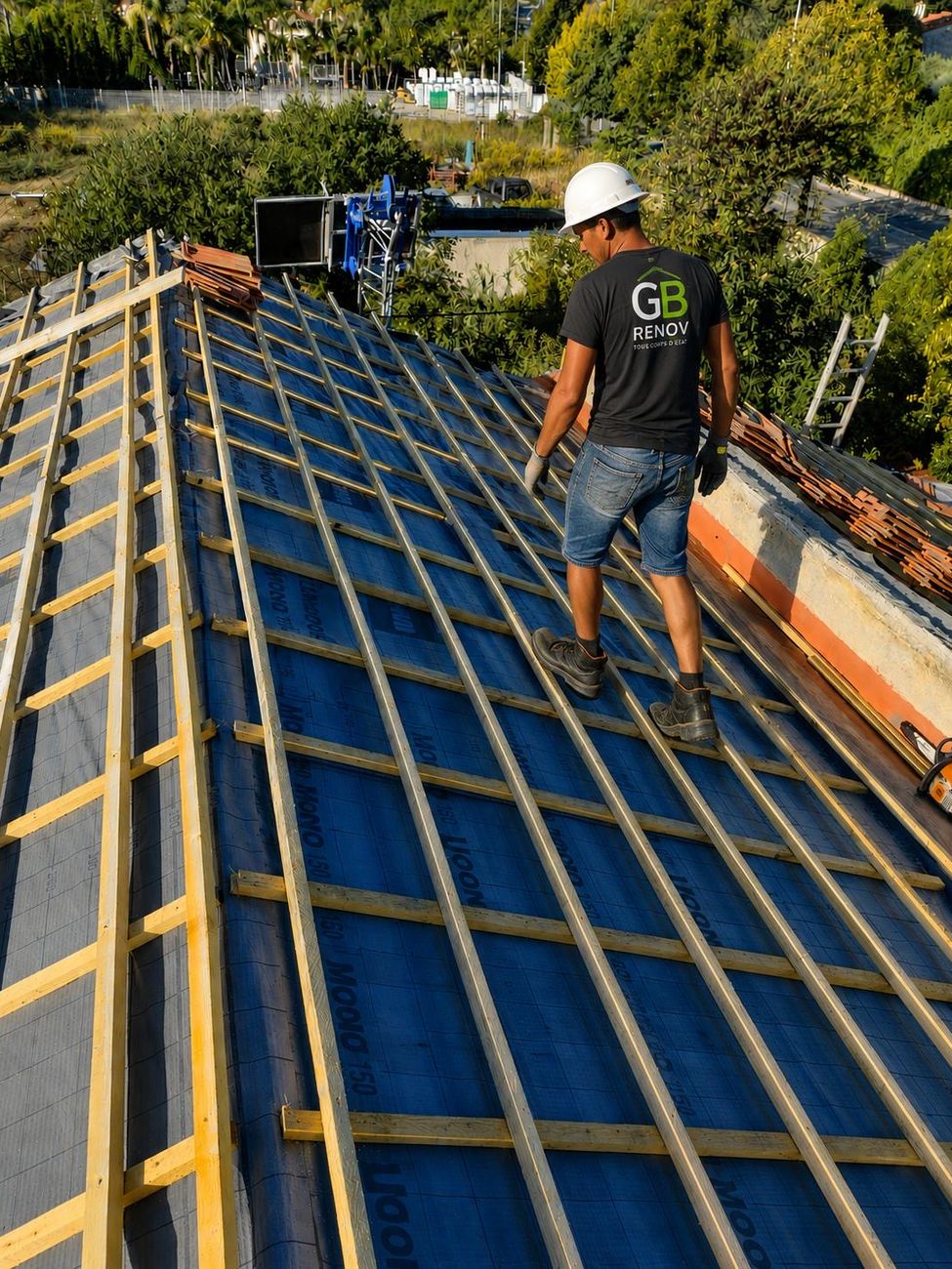 Chantier de charpente et toiture : pose de l'écran de sous-toiture avant couverture
